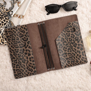Funda para cuaderno A5 con estampado de leopardo y colgantes, funda de cuero personalizada para cuaderno con portalápices, regalo para ella, accesorios de escritura, regalo de Navidad