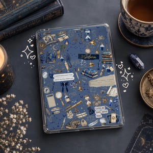 Könnte beinhalten: Eine transparente Tablet-Hülle mit dunkelblauem Hintergrund und einem Muster aus goldenen und blauen Illustrationen wie Sanduhren, Büchern, Kronen, Teleskopen und Kristallen. Der Text umfasst "Solaria", "in solaria blue means royal and to me, blue means you", "WELCOME TO ZODIAC ACADEMY" und "I told the Stars about You."