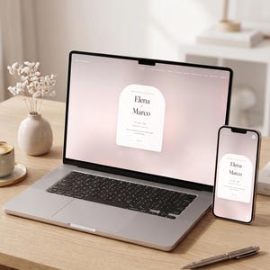 Puede incluir: Un portátil plateado y un teléfono inteligente que muestran un sitio web de invitaciones de boda para Elena y Marco. La pantalla presenta un fondo degradado rosa suave con una tarjeta blanca arqueada con los nombres y la fecha. Un bolígrafo.