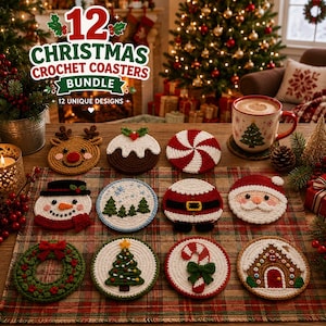 Op de afbeelding: Een set van 12 ronde gehaakte onderzetters met diverse kerstontwerpen, waaronder een rendier, sneeuwpop, de Kerstman, peperkoekhuisje, krans, zuurstok, pepermuntwervel en kerstbomen, gerangschikt op een geruit oppervlak.