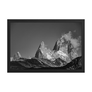 Fitz Roy Peaks-tryck | Svartvitt bergslandskap i Patagonien | Dramatisk himmel på väggen