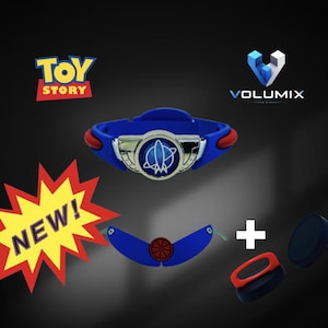 Puede incluir: Una pulsera azul con temática de Toy Story que presenta un emblema circular plateado con un icono de cohete, acompañada de un accesorio azul curvado con un centro rojo y dos pequeños componentes circulares azules y rojos con un signo más.