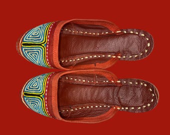 Mules vintage en cuir brodé à la main – Mules Jutti d'Asie du Sud aux motifs géométriques vibrants, style bohème ethnique, taille 7