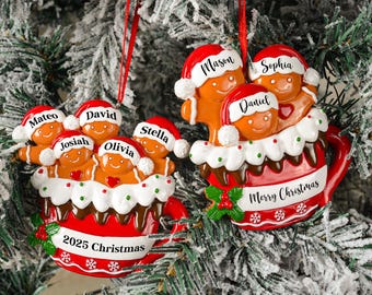 Può includere: Due decorazioni natalizie a forma di tazza rossa con figure di pan di zenzero che indossano cappelli da Babbo Natale con i nomi Mateo, David, Josiah, Olivia, Stella, Mason, Sophia e Daniel. Le tazze presentano glassa bianca, agrifoglio e scritte.