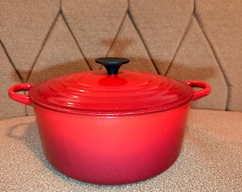 Panela de ferro fundido vintage Le Creuset nº 24, cor vermelho cereja degradê, 4,5 litros, fabricada na França nas décadas de 1960 e 1970, com tampa.