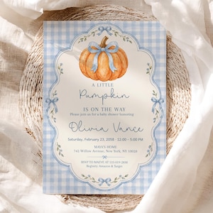 Puede incluir: Una tarjeta de invitación rectangular para baby shower con un borde de cuadros vichy azul claro y blanco, una ilustración central de una calabaza naranja con un lazo azul y el texto A LITTLE PUMPKIN IS ON THE WAY, Olivia Vance, 23 de febrero de 2058.
