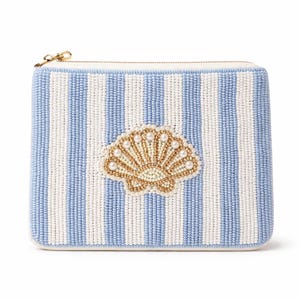Peut inclure: Une pochette rectangulaire zippée avec un extérieur perlé à rayures verticales bleu clair et blanches. Le centre de la pochette présente un motif de coquillage détaillé réalisé avec des perles dorées, blanches, crème et de petites perles nacrées.