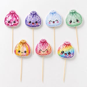 Könnte beinhalten: Sieben Cupcake-Topper mit runden, beutelförmigen Charakteren und lächelnden Gesichtern. Jeder Topper hat ein einzigartiges Muster, darunter Designs mit rosa Diamanten, violetten Sternen, blauem Glitzer, grünem Glitzer, gelben Streifen und Regenbogen.