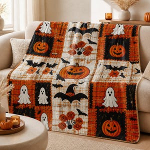 Könnte beinhalten: Eine rechteckige Wohndecke mit Patchwork-Design aus abwechselnden Quadraten in Orange-Schwarz-Karo, Weiß-Karo und einfarbigem Schwarz. Das Muster zeigt Illustrationen von lächelnden Kürbissen, weißen Gespenstern, schwarzen Fledermäusen und orangefarbenen Blumen.