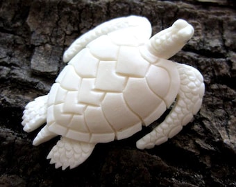 Grote handgesneden schildpad, hangende kraal, zijdelings geboord, benodigdheden voor het maken van sieraden B3446