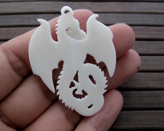 深浮き彫りの手彫りドラゴン、バッファローの骨の彫刻、卸売ジュエリー