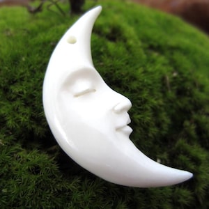 Colgante reversible de media luna con ojos cerrados y doble cara, cuenta de hueso, perforada, suministros para bisutería B3780