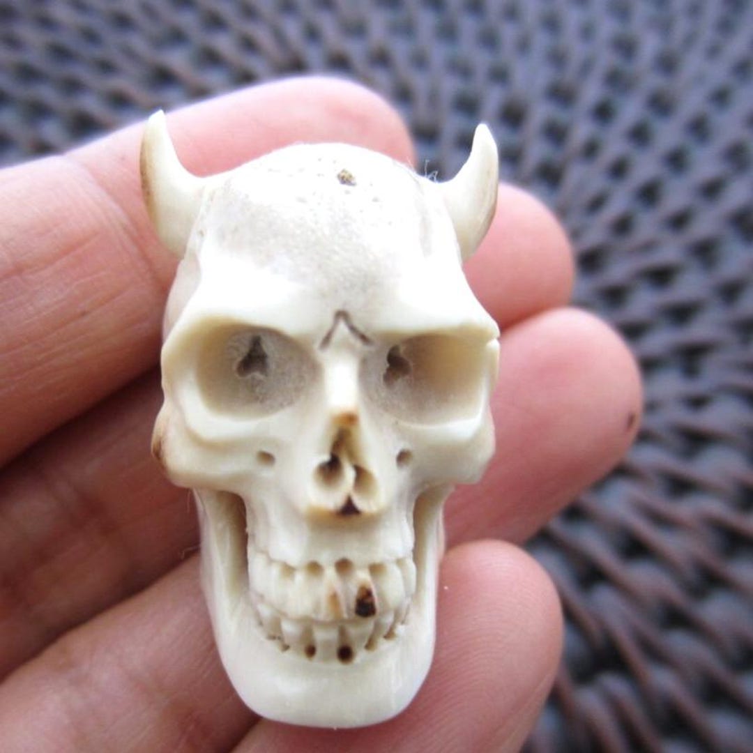 鹿の角から手彫りされた悪魔の頭蓋骨、3Dスカル、上から下までドリルで