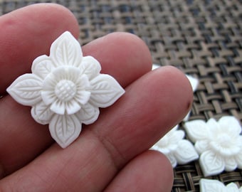 Uitstekend vierkant Balinees bloemmotief van 18 mm, snijwerk van buffelbeen, platte achterkant, benodigdheden voor het maken van sieraden B6753