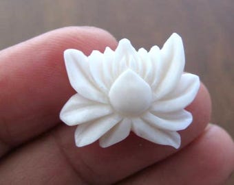 美しく咲き誇る蓮の花、水牛の骨彫刻、穴あき、ジュエリー製作用品