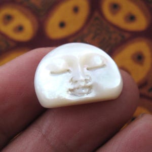 Splendido cabochon con volto di luna eclissi (20 mm x 15 mm), occhi chiusi, madreperla intagliata a mano B8603