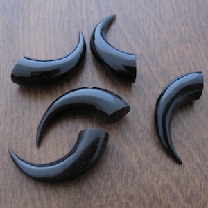 Beautiful small tusk , Carved buffalo horn, horn charm. boho, Jewelry making supplies  B6542