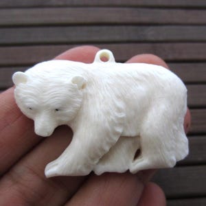 Colgante de oso tallado a mano, hueso de búfalo, con anilla para ensartar, suministros para joyería B5518
