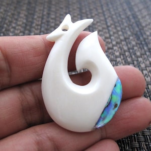Hermoso colgante tribal de anzuelo de pescado, hueso de búfalo, encordado, incrustaciones de paua, suministros para joyería B8657