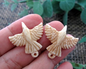 PAR de pendientes de 25 mm x 26 mm con forma de cuervo blanco, hueso de búfalo tallado a mano, cuentas, colgante gótico, suministros para hacer joyas B5649