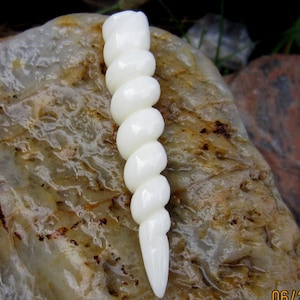 Wunderschönes handgeschnitztes Einhorn Horn, Spiralhorn, Schmuckzubehör B5183