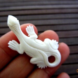 SALE Amazing Detail Hand carved  small lizard, flat back, Balinese carving, Bone carving, Jewelry making Supplies B4237