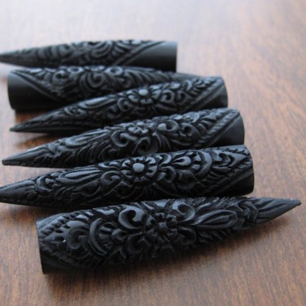 Beautiful Engraved Talon in Buffalo Horn, 50 mm x 10 mm, Carved Tusk, Jewelry making supplies B8709