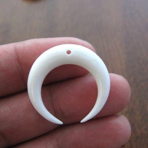 Media luna de cuerno doble de 25 mm, talla de hueso de búfalo, perforada de adelante hacia atrás, B5354 - 6 mm de espesor