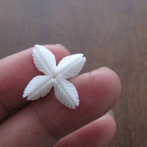 15 mm Piękny kwiat, Mały tropikalny kwiat, Rzeźba z kości bawolej, Materiały do wyrobu biżuterii B8245
