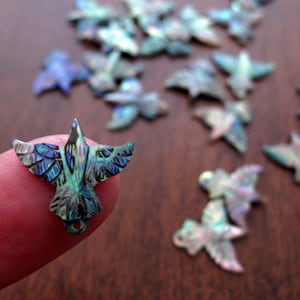 OFERTA Par de pequeños cuervos de 13 mm x 15 mm en paua, colgantes, suministros para la fabricación de joyas B8244