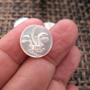 Mini 15 mm maan/fase-maan cabochon met GESLOTEN OGEN, handgesneden gele parelmoer, cabochon voor setting B8561