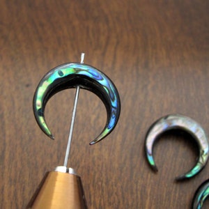 Incrustation de croissant paua double corne 20 mm, sculpture d'ormeau percé sur le dessus, fournitures pour fabrication de bijoux B6450