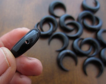 20 mm Doppelhorn Halbmond Büffelhorn Schnitzerei, Halbmond, gebohrt, Grosshandel, Schmuckherstellung Lieferungen B5937-6 mm Dicke