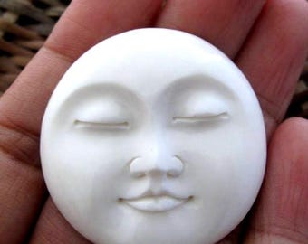 Visage lunaire au repos 40 mm, yeux fermés, grand visage lunaire, os de buffle sculpté à la main, embellissements, accessoires pour fabrication de bijoux B6883