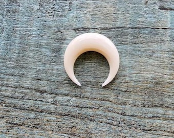 25 mm Double Horn Crescent, Bone carving, Drilled, B5354-8 mm thickness