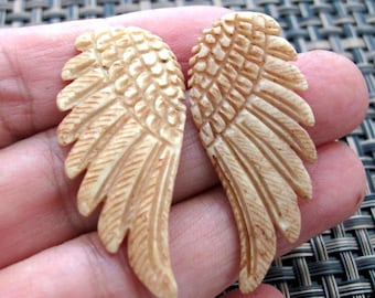 Par de alas de ángel de hueso, talladas a mano, de tamaño mediano (45 mm x 18 mm), de doble cara. Ideales para pendientes. Perforación disponible a pedido. B8526