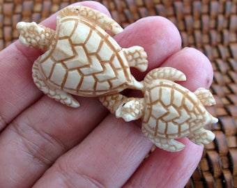 Verbazingwekkend gedetailleerde handgesneden schildpadfamilie, schildpadduo, buffelbeen, benodigdheden voor het maken van sieraden B4954