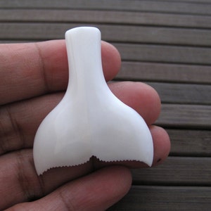 Bellissimo ciondolo coda di balena in osso di bufalo intagliato a mano, scultura in osso di bufalo, forniture per la creazione di gioielli B6432