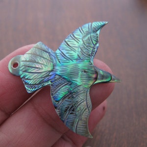 Beautiful 25mm Hand Carved Raven in Paua, Pendant, Jewelry making Supplies  B8187-25