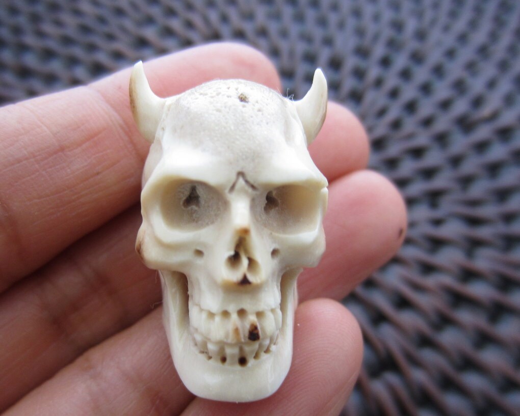 鹿の角から手彫りされた悪魔の頭蓋骨、3D 頭蓋骨、上から下までドリル