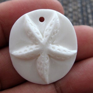 Ręcznie rzeźbiony Sand Dollar, WIERCONY, rzeźba z kości bawolej, artykuły jubilerskie B8672