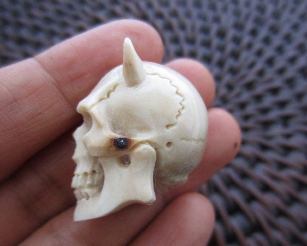 鹿の角から手彫りされた悪魔の頭蓋骨、3D 頭蓋骨、上から下まで