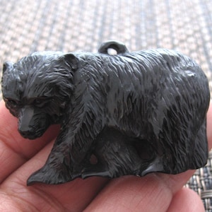 Colgante de oso tallado a mano, oso negro americano, tallado en cuerno de búfalo con ojo de encordado, suministros para joyería B8641