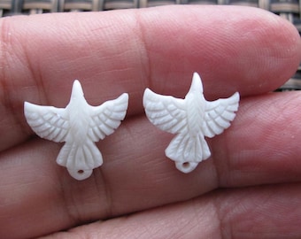 Par de pequeños cuervos blancos tallados (14 mm x 14 mm), tallados en hueso de búfalo, colgante, cuentas, pendientes, suministros para la fabricación de joyas B8658