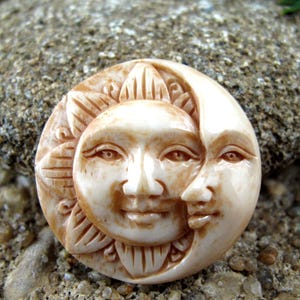 Cabochon visage soleil et lune croissante sculpté à la main 30 mm, teinté, yeux ouverts, embellissement visage B4370