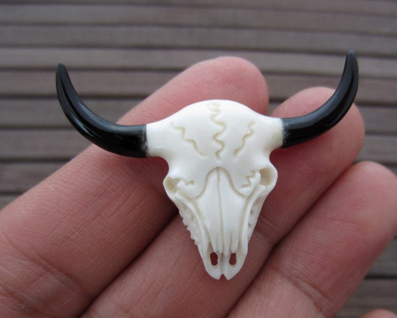 希少　バッファロー　ボーン　骨 手彫りのロングホーンペンダント、穴あき牛の頭、小、バッファローの骨