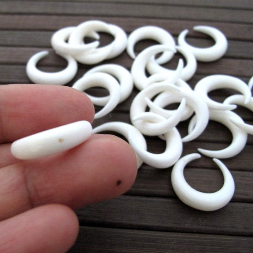 20 mm Double Horn Crescent Buffalo BONE Carving, Top to Bottom DRILLED,  jewelry making Supplies B5816-5 mm thickness