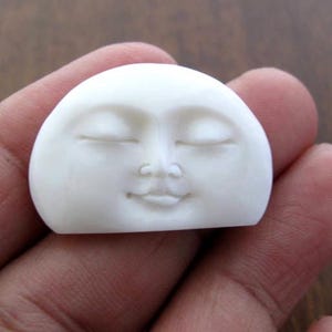 Bellissimo cabochon con faccia in osso semi-eclissi da 30 mm x 20 mm, intaglio in osso di bufalo B6867