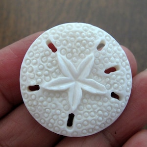 Rzeźbiony ręcznie Sand Dollar, rzeźba z kości bawolej, artykuły jubilerskie B8262- 30 mm