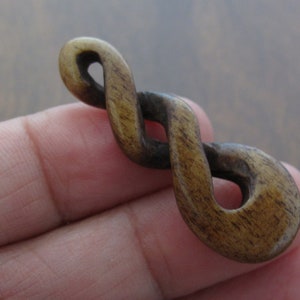 Beautiful  Antique look infinity Twisted Pendant, Hand carved Infinity Symbol, Carved Bone Pikorua, jewelry making Supplies B8105